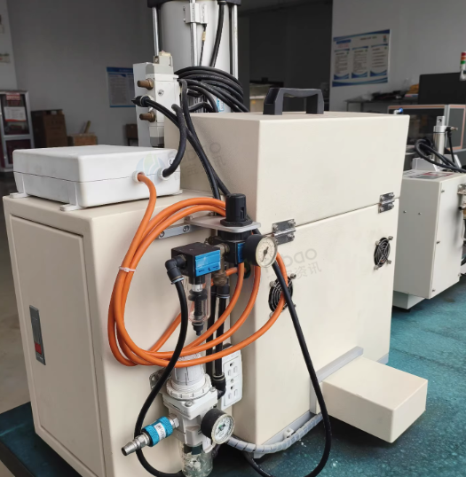 苏州地区工厂处理低压注塑桌上小型设备2台