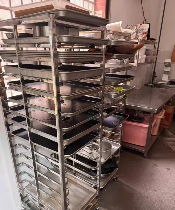 娄底地区店铺处理商用烤箱、搅拌机、展示柜、冷藏柜、货架、烤盘车、和面机等面包店全套设备