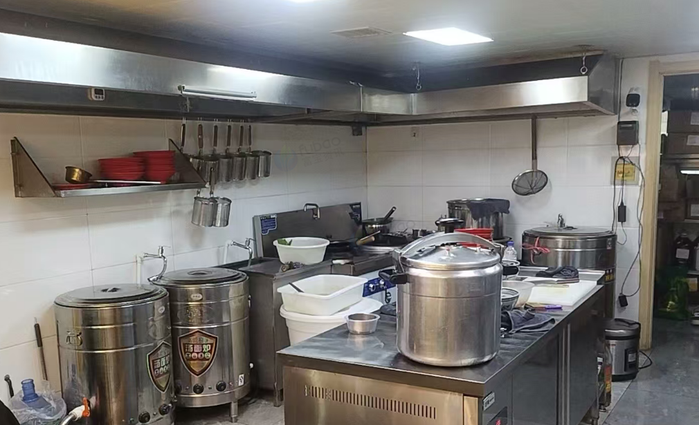 长春地区店铺处理海信中央空调5匹和3匹两个、冷藏柜，操作台，冰柜，热水器，炒锅，电磁炉，风幕机等