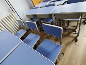 青岛地区处理1批课桌椅