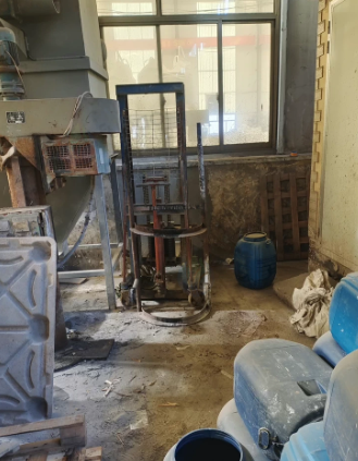 青岛地区个人处理涂料分散机 不绣钢拉罐 抽料泵 手动升降机