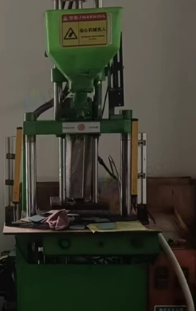 东莞地区个人处理立式注塑机3台、流水线2条