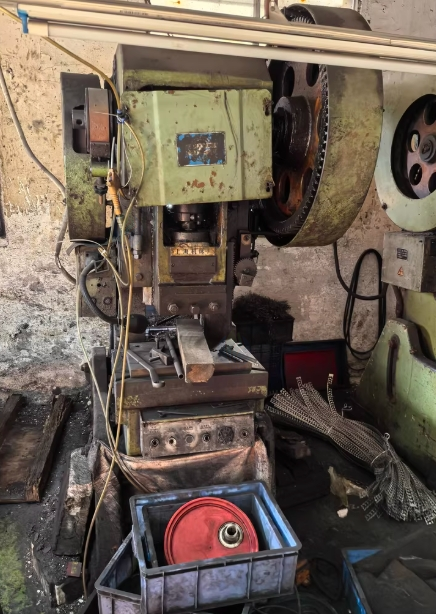 东莞地区工厂转型处理上海二段冲床25吨2台、40吨1台