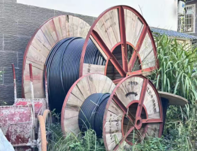 龙岩地区处理一批垫路钢板、通信电缆、镀锌钢管