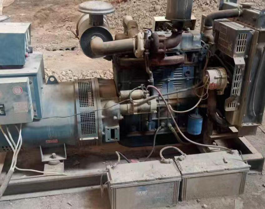 铜陵地区工地处理移动箱式破碎机、两台柴油发电机