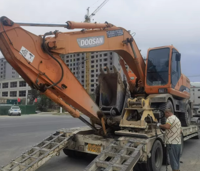 乌鲁木齐地区处理12年斗山210-7挖掘机