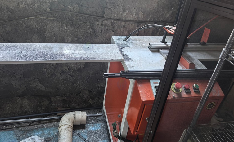 镇江地区工厂处理纱窗设备一批