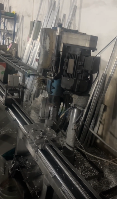 丽水地区工厂处理导轨打孔机2台