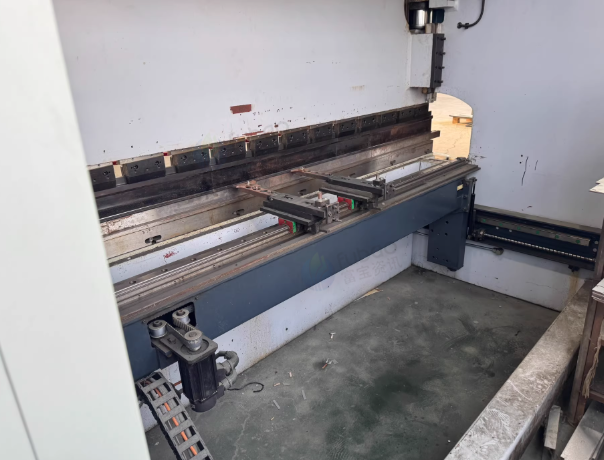 宿迁地区工厂处理160T×3100亚威数控折弯机