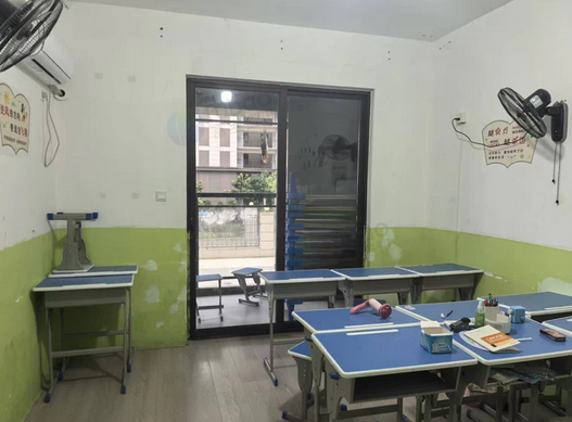 福州地区处理空调4台、冰箱、课桌椅30张、热水器、沙发等