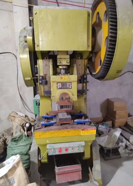 贵阳地区处理办公钢架工厂设备、63和25吨冲床、2.5米剪折等