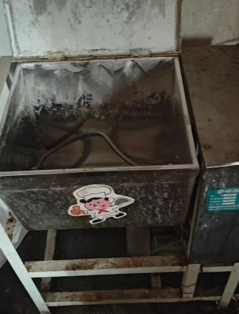 赤峰地区处理麻辣烫展示柜、四开门冰柜、和面机、消毒柜、油烟机等