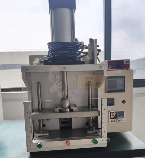 苏州地区工厂处理低压注塑桌上小型设备2台