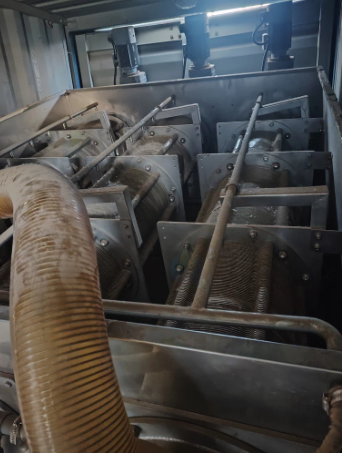 德州地区公司处理403叠螺机 自动泡药机 发电机组 污泥泵等12米集装箱污水处理站