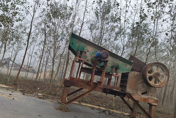 荆门地区工厂处理47破1台、1.5*4.5m直线振动筛2台