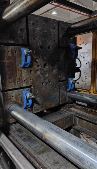 东莞地区个人处理海雄388吨注塑机