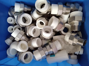 烟台地区处理1批管材及各种管件