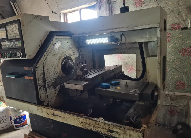 苏州地区工厂处理浙江华星0640小数控车床2台、台湾雅力大4轴液压钻孔机1台