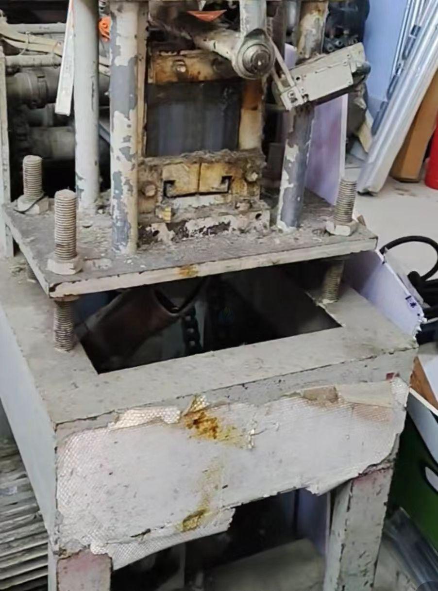 阜阳地区处理扣板机、龙骨机、叉车等广告扣板设备