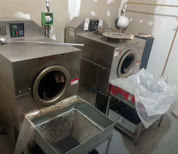 襄阳地区店铺处理商品展示柜、2台炒货机、风冷机等