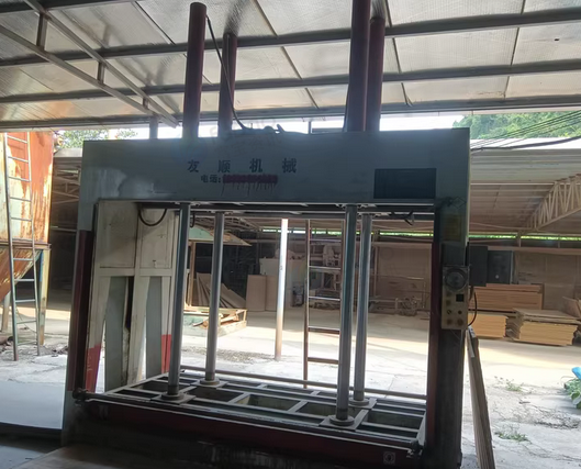 桂林地区工厂处理100吨冷压机、蒸汽锅炉、螺杆空压机、单板拼接机等