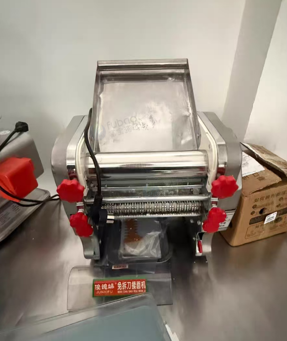 长春地区店铺处理消毒柜，三洗槽，压面机，绞肉机等商用厨房设备