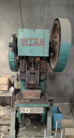 威海地区工厂处理金属圆锯机 冲床 折弯机等设备