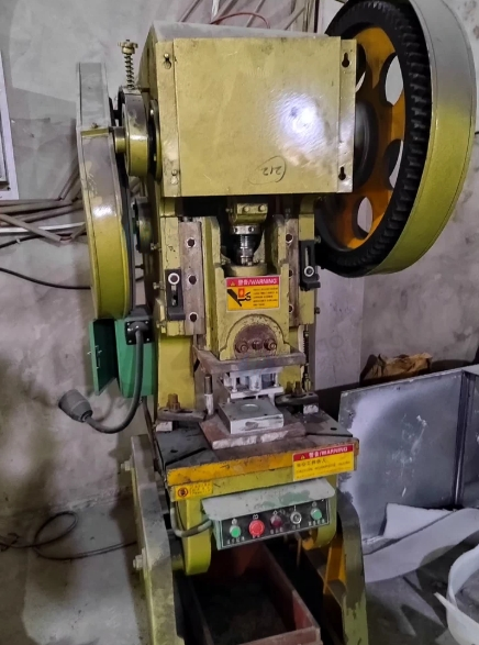 贵阳地区处理办公钢架工厂设备、63和25吨冲床、2.5米剪折等