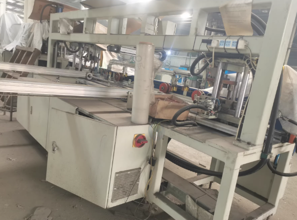 扬州地区工厂处理双头锯床5台、铝边框自动线2条、流水线传输带输送带4条