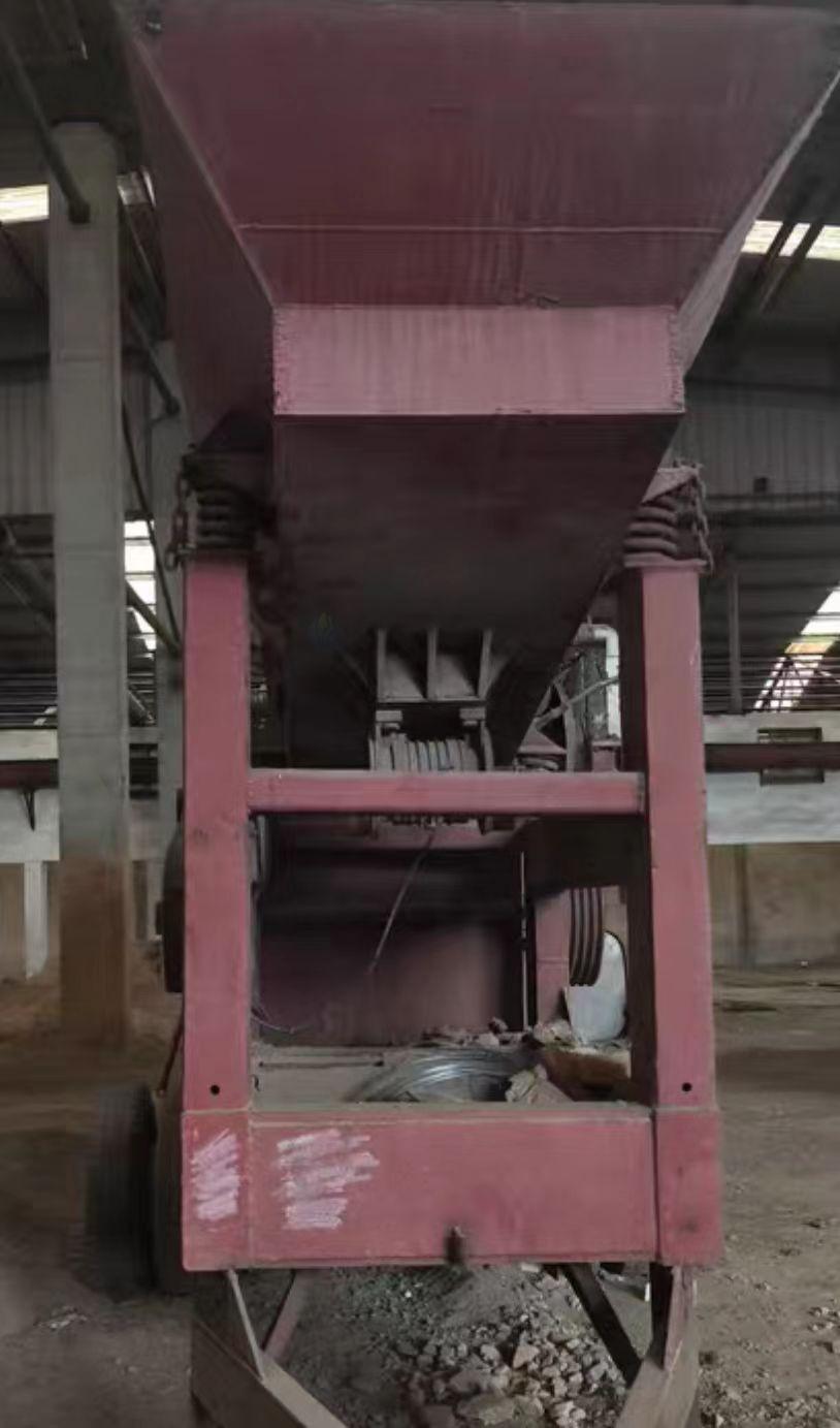 铜陵地区工地处理移动箱式破碎机、两台柴油发电机