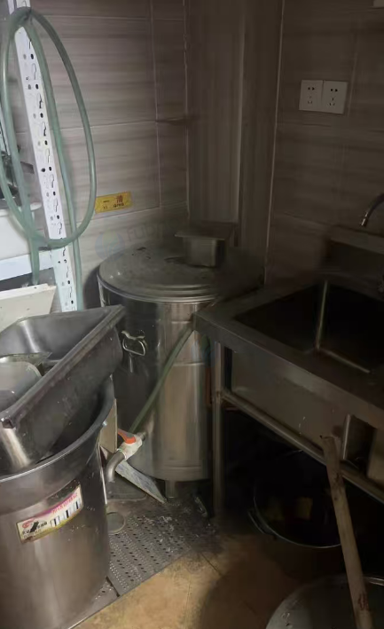 乌鲁木齐地区店铺处理两个不锈钢油烟罩、保温箱、脚踩式封口机、收款机、直热式印码机等