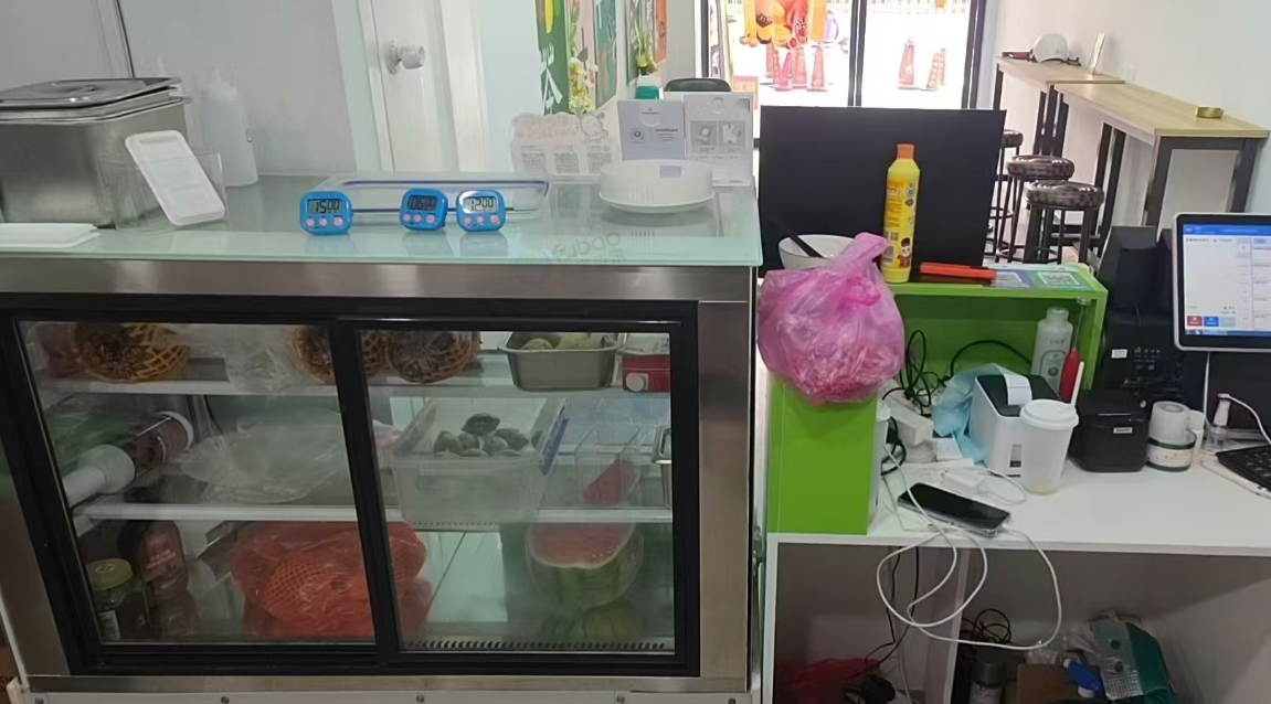 衡阳地区店铺处理2米长操作台（带冰槽）、果糖机、封口机、开水机、蒸汽机、冷冻柜、蛋糕展示柜