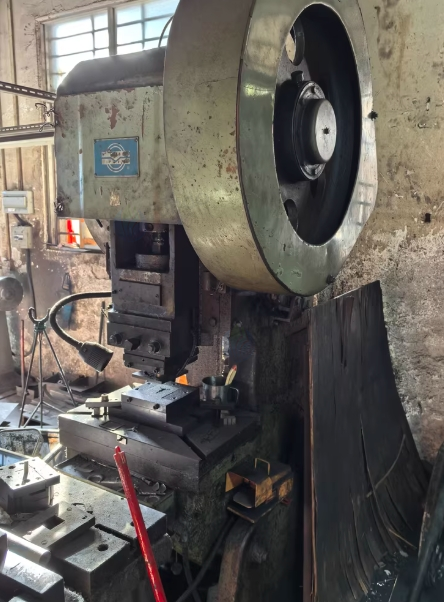 东莞地区工厂转型处理上海二段冲床25吨2台、40吨1台