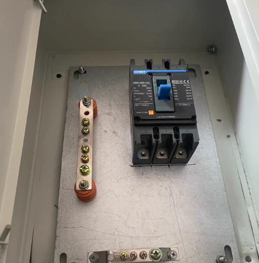 镇江地区处理全新电箱数十个、镀锌钢管约2T　　