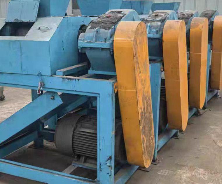 东营地区处理四台对辊挤压造粒机、9米皮带输送机