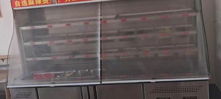 赤峰地区处理麻辣烫展示柜、四开门冰柜、和面机、消毒柜、油烟机等