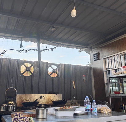 宁德地区处理厨房设备、集装箱2个、冰箱3台、风扇20架、桌椅20多桌