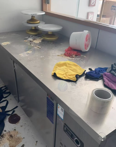 南京地区处理蛋糕店全套设备、空调5个