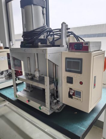 苏州地区工厂处理低压注塑桌上小型设备2台