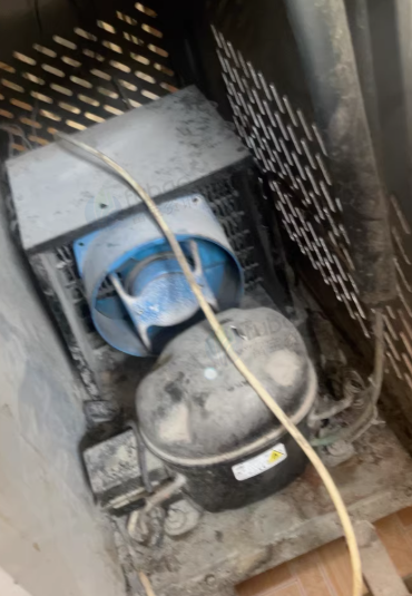 青岛地区处理3匹空调内外机、澳柯玛2米高冷藏展示柜、燃气灶、洗菜池、桌子椅子