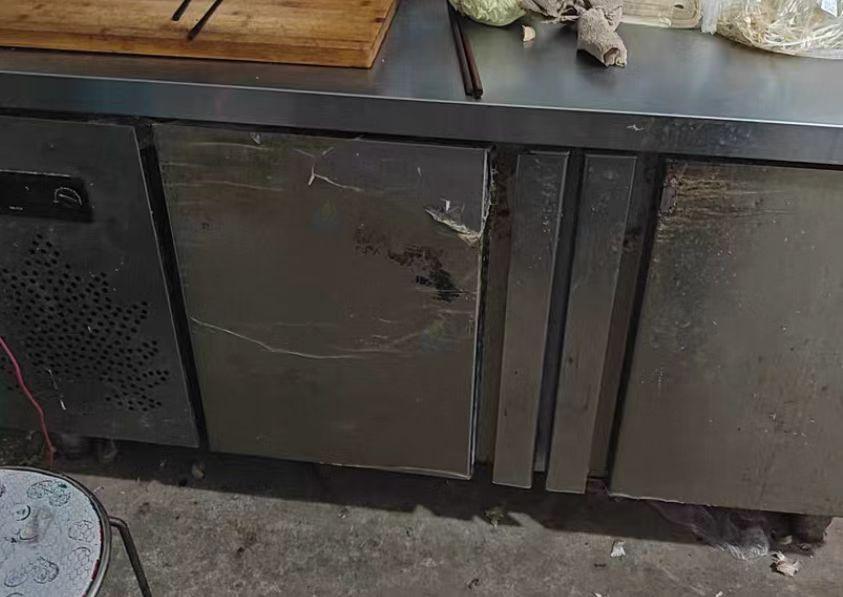 赤峰地区处理麻辣烫展示柜、四开门冰柜、和面机、消毒柜、油烟机等