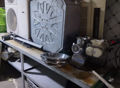 上海地区生鲜店处理猪肉展示柜、蔬菜水果架、空调等