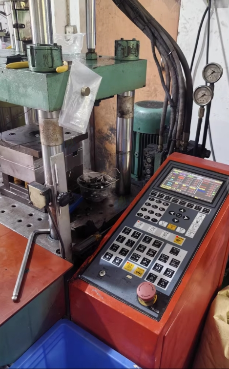 东莞地区个人处理闲置立式注塑机30吨