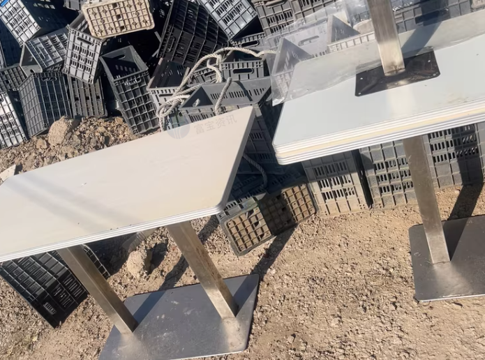 青岛地区处理3匹空调内外机、澳柯玛2米高冷藏展示柜、燃气灶、洗菜池、桌子椅子