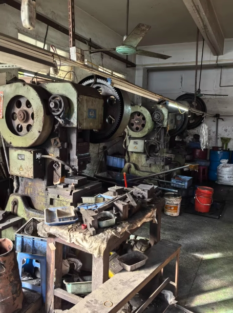 东莞地区工厂转型处理上海二段冲床25吨2台、40吨1台