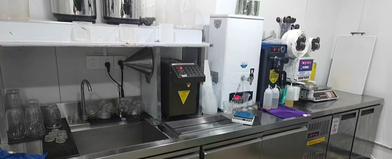 衡阳地区店铺处理2米长操作台（带冰槽）、果糖机、封口机、开水机、蒸汽机、冷冻柜、蛋糕展示柜