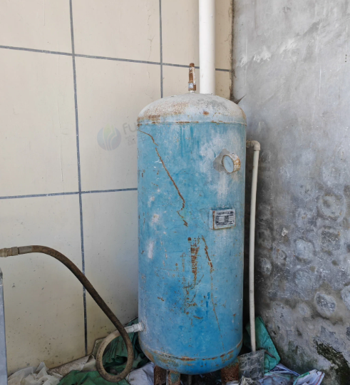 泰州地区工厂处理37KW高速分散机1台、7.5KW高速分散机1台、15KW空压机一套、3T合力叉车1台