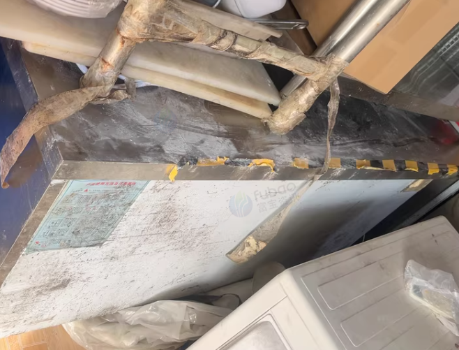 青岛地区处理3匹空调内外机、澳柯玛2米高冷藏展示柜、燃气灶、洗菜池、桌子椅子