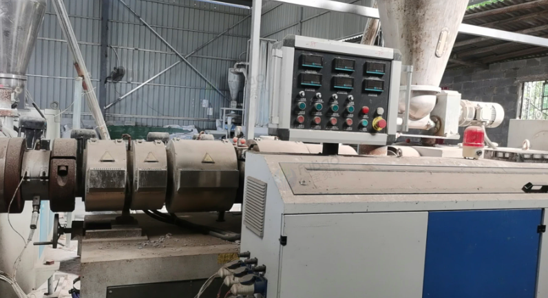 苏州地区工厂处理50挤出机1台、80双螺杆挤出机1台
