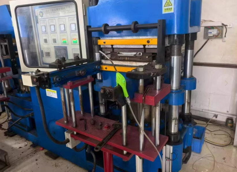 东莞地区工厂处理硫化硅胶油压机2台200吨